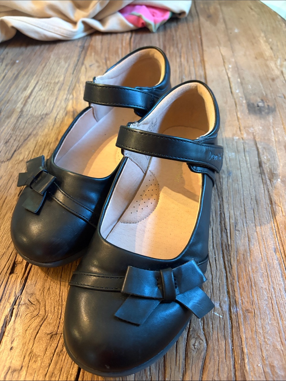 Girls size 4 leather Velcro Mary Jane Dress Shoes with Bow